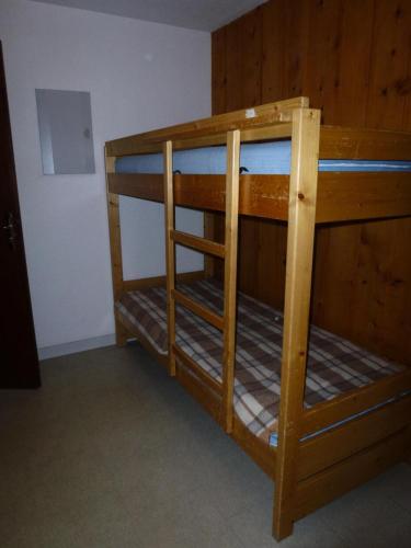 quelques lits superposés dans une chambre dans l'établissement Résidence Parrachee - Studio pour 4 Personnes MAE-4661, à Val Cenis