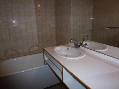 une salle de bain avec deux lavabos et une baignoire dans l'établissement Résidence Parrachee - Studio pour 4 Personnes MAE-4661, à Val Cenis