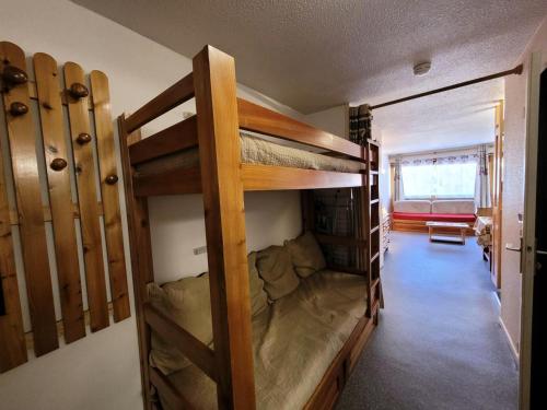 une chambre avec deux lits superposés dans une pièce dans l'établissement Résidence Albaron - Studio pour 4 Personnes MAE-4711, à Bessans