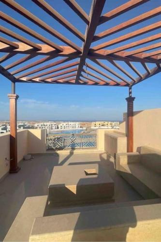 Balkoni atau teres di 3 Bedrooms with roof in Makadi