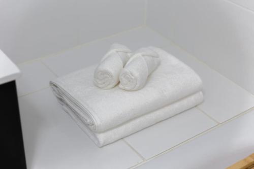 2 serviettes assises au-dessus d'un comptoir blanc dans l'établissement Appartement Moderne T2 Proche PARIS Parking, à Bondy