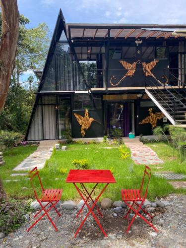 Taman di luar Suites Casa ColibrÍ