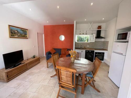 une cuisine et une salle à manger avec une table et des chaises dans l'établissement Le Village - cosy flat 5 min walk away from sea, à Nice