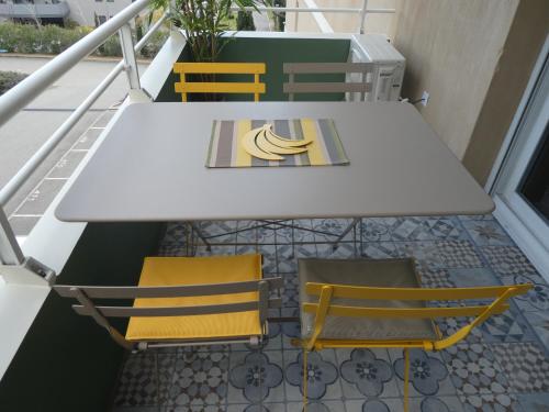 d'une table et de chaises sur un balcon. dans l'établissement Ajaccio Sanguinaires T2 150métres de la mer, à Ajaccio