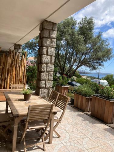 Élégante villa vue mer à 300 m du centre ,Jardin clos, terrasse, parking Gratuit,2 chambres,2 SDB