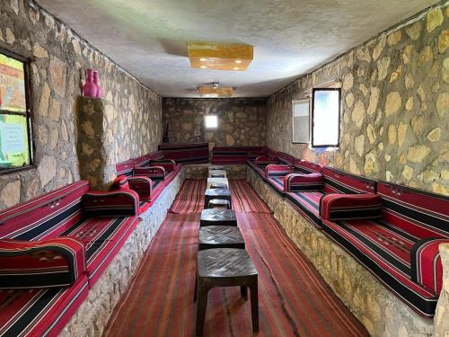 Posezení v ubytování Al -Nawatef Eco Lodge
