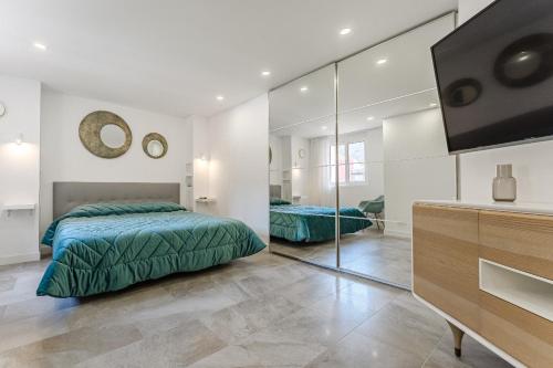 Postel nebo postele na pokoji v ubytování Deluxe Villa Tenerife Los Cristianos