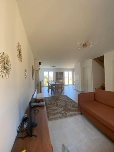 un salon avec un canapé et une table dans l'établissement VILLA VUE LAC -3 chambres jardin-proche du lac et du Centre-ville , 2 places parking, à Mouxy