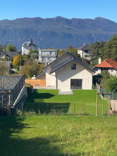 VILLA VUE LAC -3 chambres jardin-proche du lac et du Centre-ville , 2 places parking