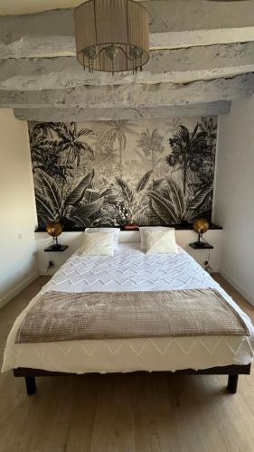 - une chambre avec un grand lit escamotable dans l'établissement LAOUEN - grande maison de campagne, à Saint-Igneuc