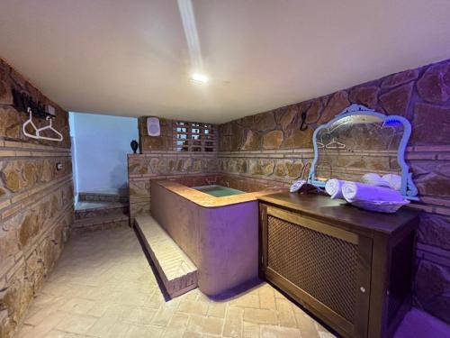 duża łazienka z wanną i umywalką w obiekcie Apartamentos El Aljibe Relax Tourist Cordoba w Kordobie