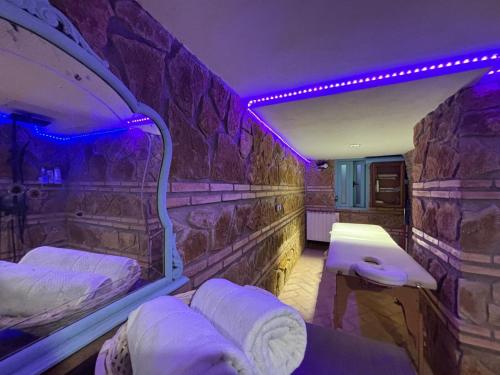 Pokój z 2 łóżkami w kamiennej ścianie w obiekcie Apartamentos El Aljibe Relax Tourist Cordoba w Kordobie