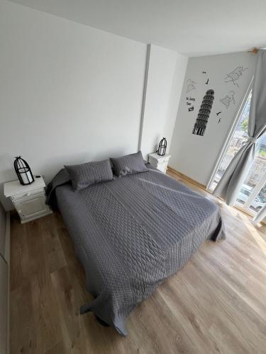 a bedroom with a bed in a white room at Alquiler depto olavarria in Olavarría