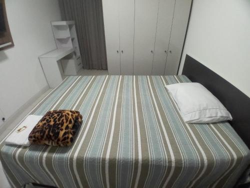 Katil atau katil-katil dalam bilik di Apartamento completo 3 quartos Suíte Sala Cozinha Lavanderia e perto de tudo