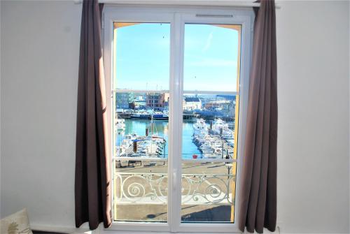 une fenêtre avec vue sur le port de plaisance dans l'établissement Duplex avec Vue sur le port de plaisance, à Dieppe