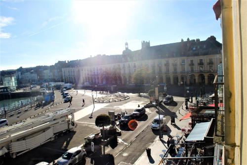 - une vue sur une rue de la ville avec un grand bâtiment dans l'établissement Duplex avec Vue sur le port de plaisance, à Dieppe