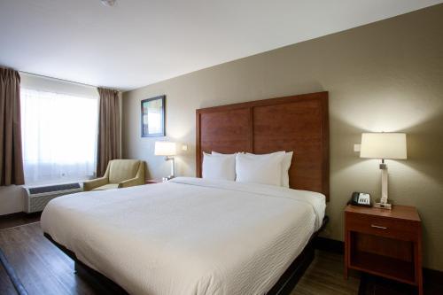 Кровать или кровати в номере The Hotel Serene Glendale Peoria, Surestay Collection by Best Western