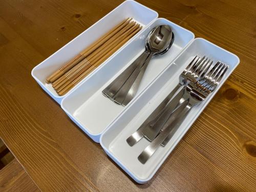 a white tray with silver utensils on a table at 百代家 養老 飯ノ木 in Yoro