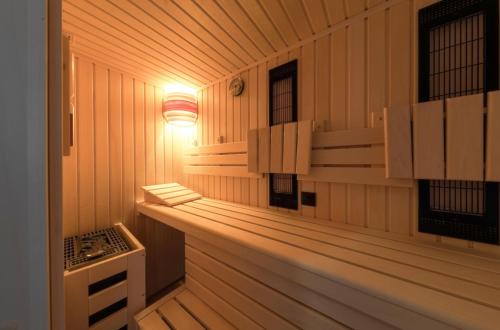 a room with a sauna with a light on it at Ferienhaus Wasserblick in der Inselstadt Malchow in Malchow