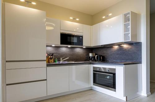 Kuchyň nebo kuchyňský kout v ubytování Seerose 5-Sterne-Ferienwohnung Erholung zwischen Ostsee und Bodden