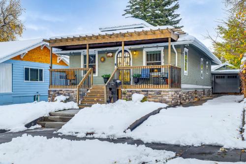 ein Haus mit einer Veranda im Schnee in der Unterkunft 1 Mi to Dtwn Casper Homey Getaway with Yard! in Casper