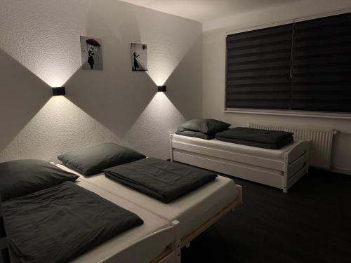 Un ou plusieurs lits dans un hébergement de l'établissement Smarte Wohnung in Schwerin-Gartenstadt