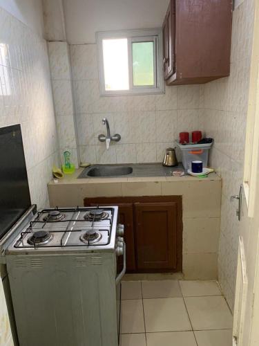 una piccola cucina con fornelli e lavello di studio meublé a Dakar