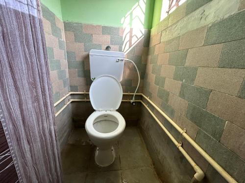 FortThe Kaya Backpackers Hostel的房间里有白色马桶的浴室