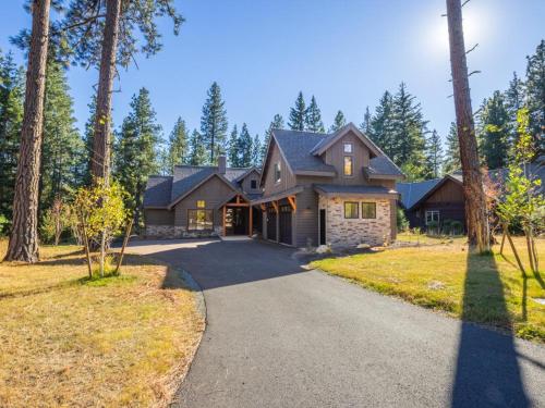 a home in the woods with a driveway at Suncadia 3 Bdrm Home w/Bonus room + Game room in Cle Elum
