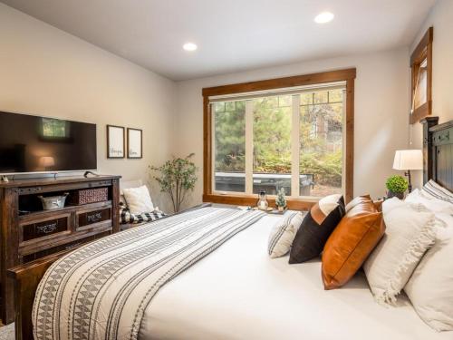 クレエルムにあるSuncadia 3 Bed Boutique Mountain Lodgeの大きなベッドルーム(窓、大型ベッド付)