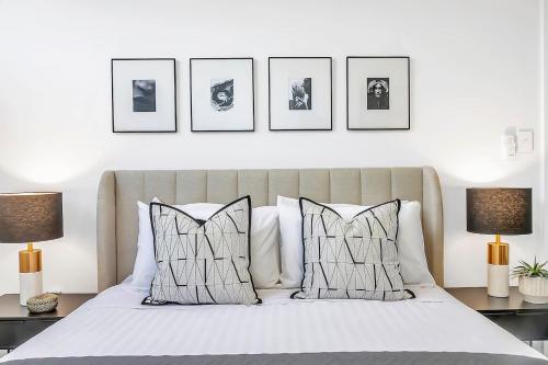 Ένα ή περισσότερα κρεβάτια σε δωμάτιο στο Monochrome Muse - Stylish Retreat near CBD & Beach