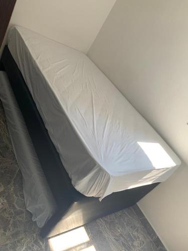 a bed in a room with a white sheet at Calazania in Limoncito
