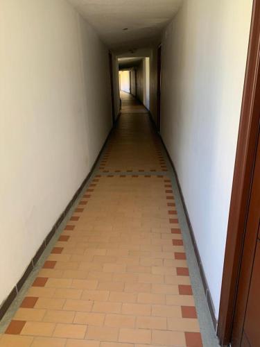a hallway with a long corridor with a long floor at Calazania in Limoncito