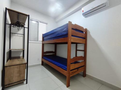a room with bunk beds in a room with a window at JARDIM DAS PALMEIRAS II - HOME RESORT in Ubatuba
