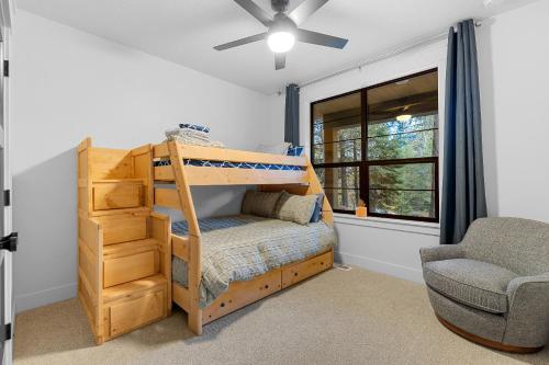 Postel nebo postele na pokoji v ubytování New! Spring Mtn Paradise - Pet friendly, single level w/hot tub and clubhouse access