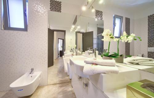 un bagno con lavandini bianchi e un grande specchio di Holiday house with a swimming pool Krk - 23581 a Krk