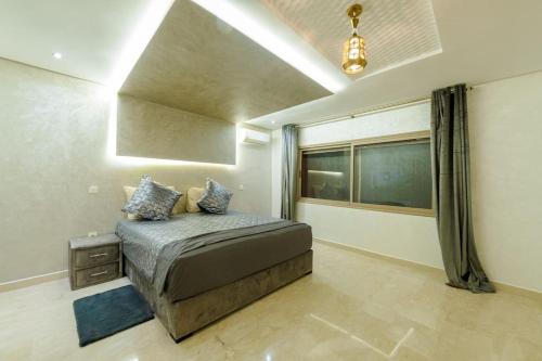 a bedroom with a bed and a window at Charming City Getaway in Marrakech