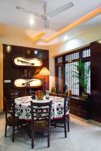 a dining room with a table and chairs at Kalpana Yoga Homestay in Jaipur