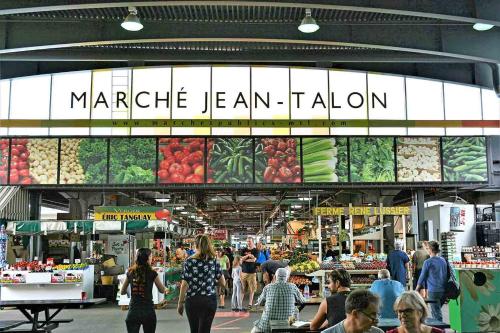 Un marché avec des gens se promenant dans un magasin dans l'établissement Perfect for Groups Big Livingroom 2 Backyard 3BR, à Montréal