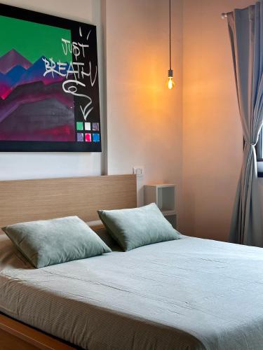 a bedroom with a bed with a tv on the wall at Jazz Shelter! Relax tra le vette abruzzesi! in Ovindoli