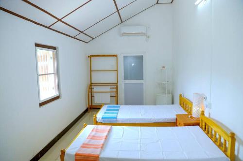 Un pat sau paturi într-o cameră la Cottage Thamor 3 Bedroom Unit