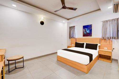 Postel nebo postele na pokoji v ubytování Collection O Eswar Grand Residency