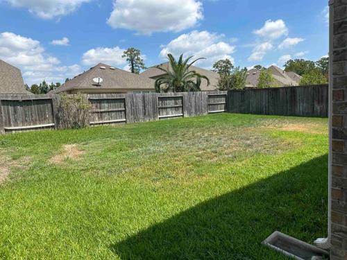 Κήπος έξω από το Charming house in The Woodlands - Creekside