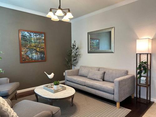 Χώρος καθιστικού στο Charming house in The Woodlands - Creekside