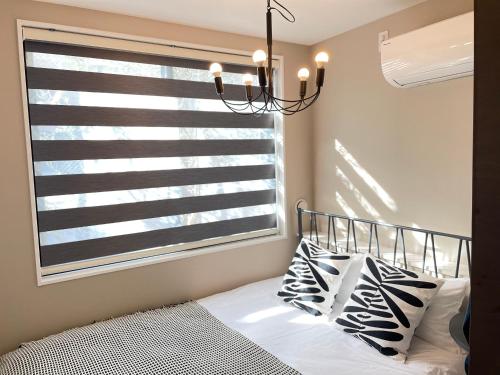 a bedroom with a bed and a window at COMMA HOUSE Shinjuku 13 in Tokyo