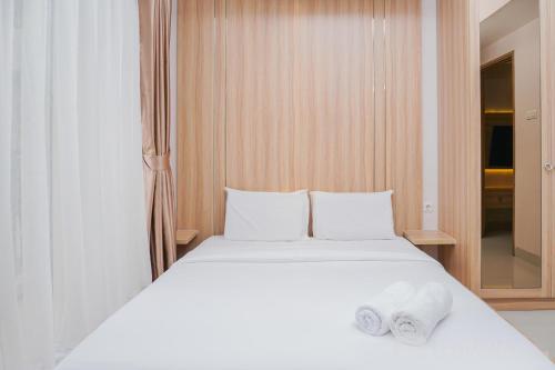 Ένα ή περισσότερα κρεβάτια σε δωμάτιο στο Clean and Elegant 1BR at The Oasis Apartment By Travelio