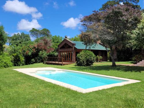 a swimming pool in the yard of a house at Casa con piscina en Piriápolis in Piriápolis