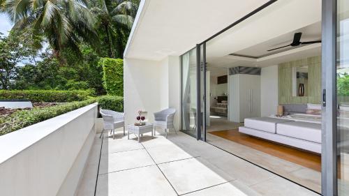 sala de estar de planta abierta con cama y balcón en Zest : Ultra-Luxurious Five Star Villa, en Koh Samui 