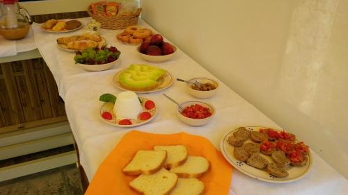 une table contenant différents types de denrées alimentaires dans l'établissement Antica Masseria Pescu, à Presicce