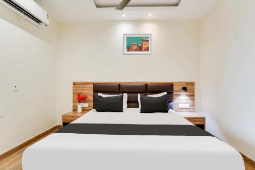 Una cama o camas en una habitación de Hotel Shiv Lok